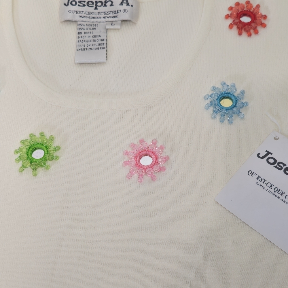 Joseph A. It is a knit garment distinguished by a floral and mirror design. - Picture 7 of 13